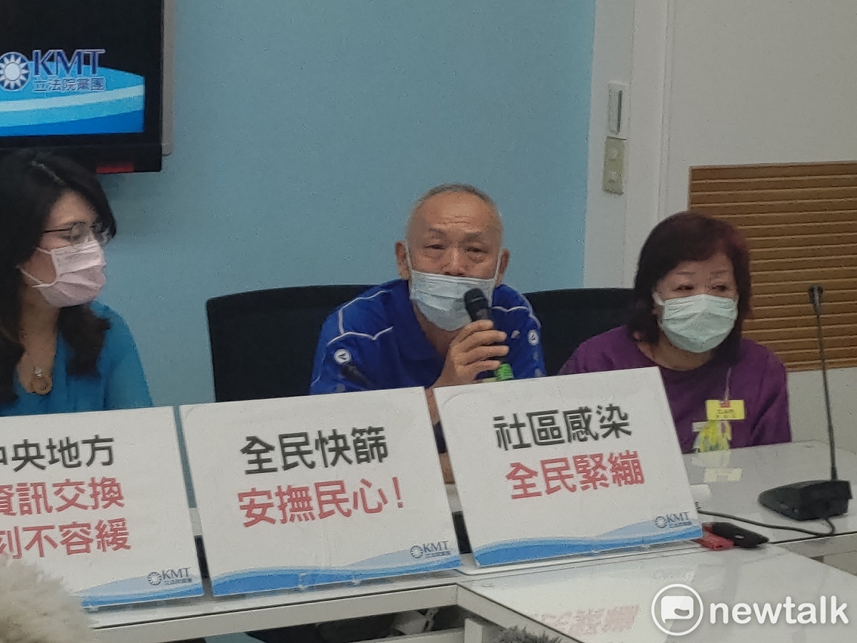內湖區清白里長陳東源在記者會上忍不住哽咽。 圖：黃建豪/攝