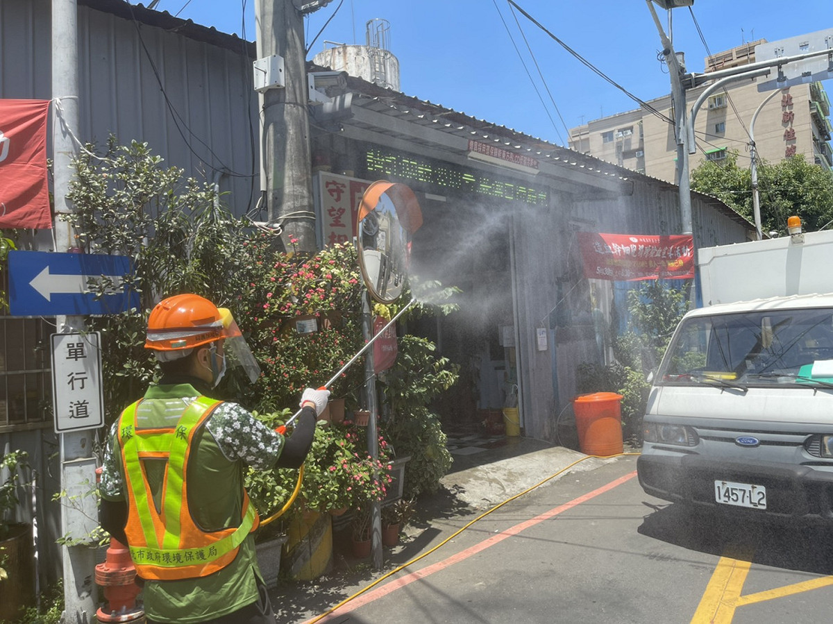 新北市今擴大市區清消範圍，環保局派員前往新莊、蘆洲、三重、五股、中和、永和六區進行全面消毒。 圖：新北市環保局／提供