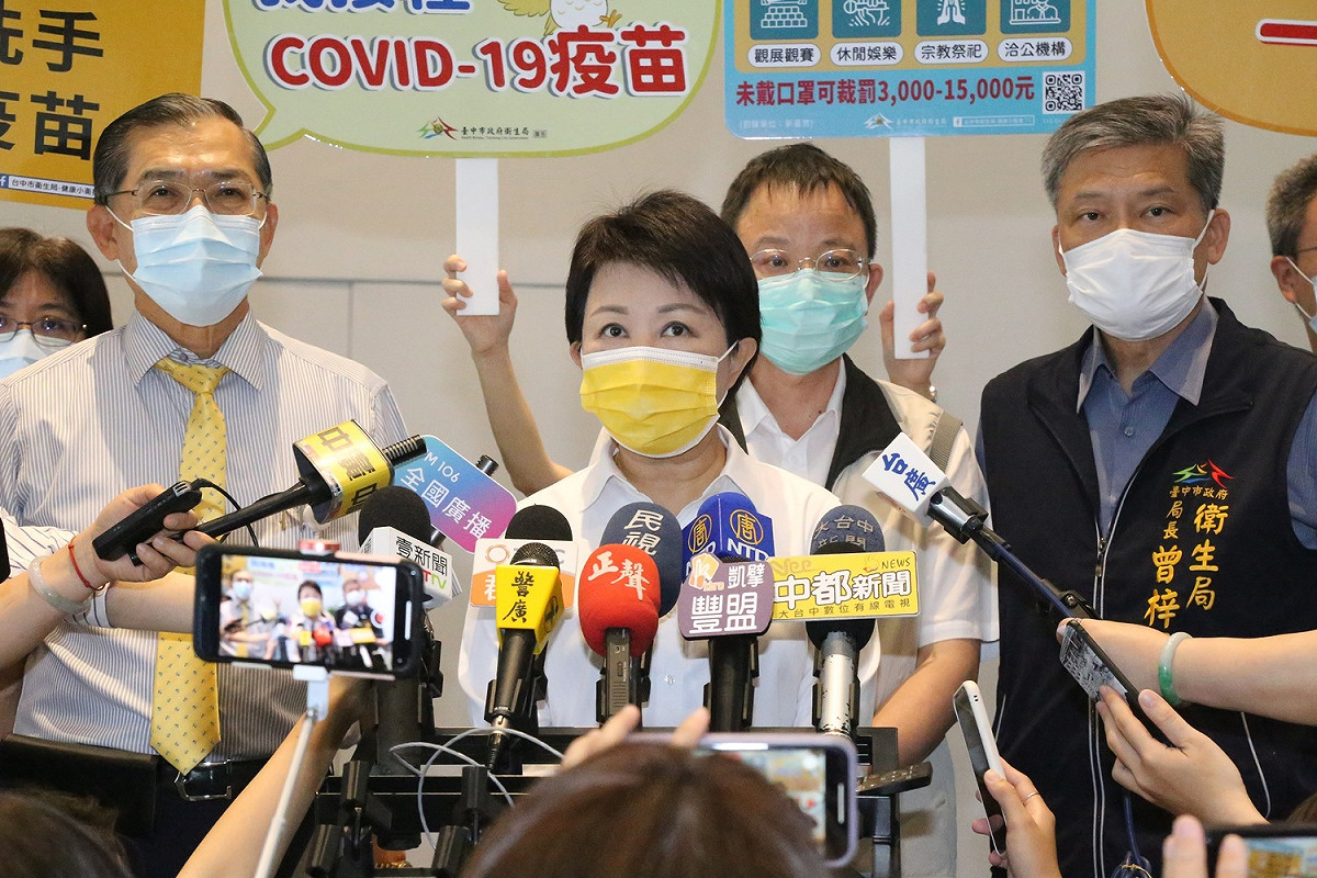盧秀燕主持防疫會議，強調沒有人是局外人。  台中市政府/提供