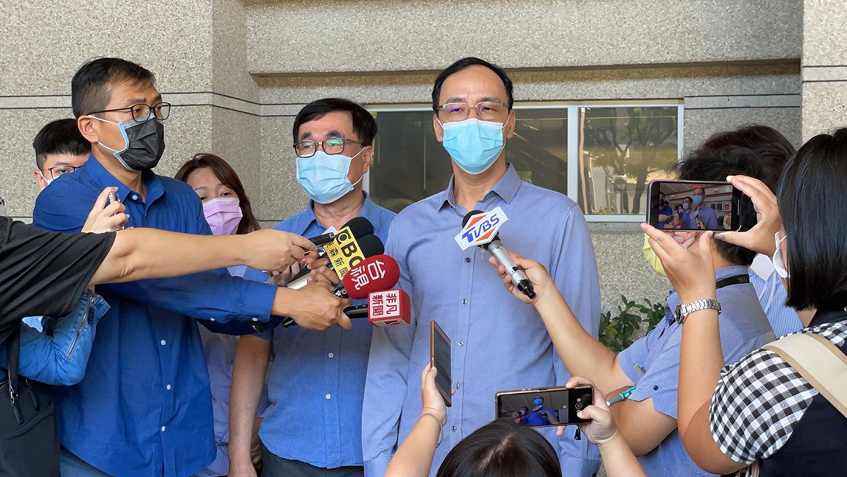 高雄市前副市長李四川陪同朱立倫現身高鐵左營站。 圖：朱立倫辦公室/提供
