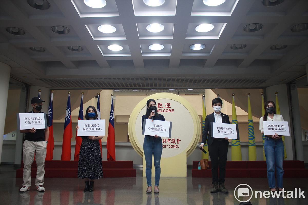 無黨籍台北市議員邱威傑（左起）、黃郁芬、林亮君、社民黨台北市議員苗博雅、民進黨台北市議員吳沛憶。 圖：周煊惠 / 攝