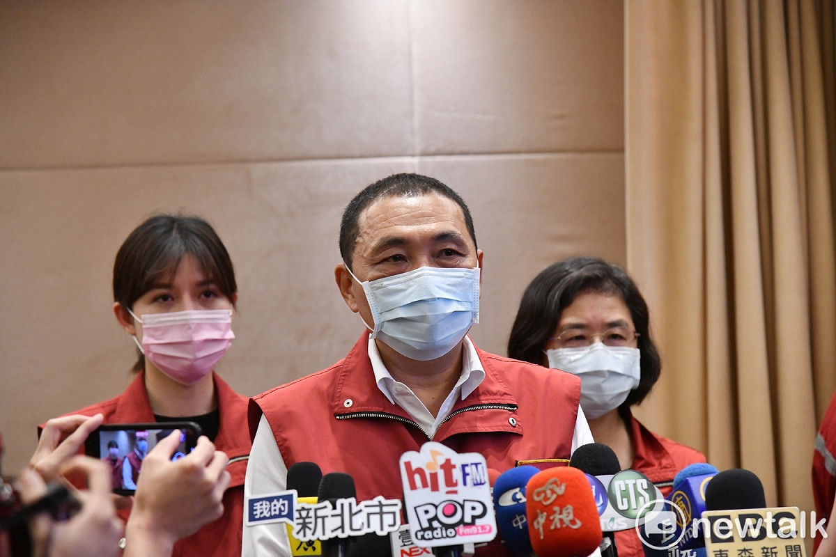 新北市長侯友宜宣布，新北市八大娛樂場所自即日起，全面暫停營業。 圖：林昀真／攝