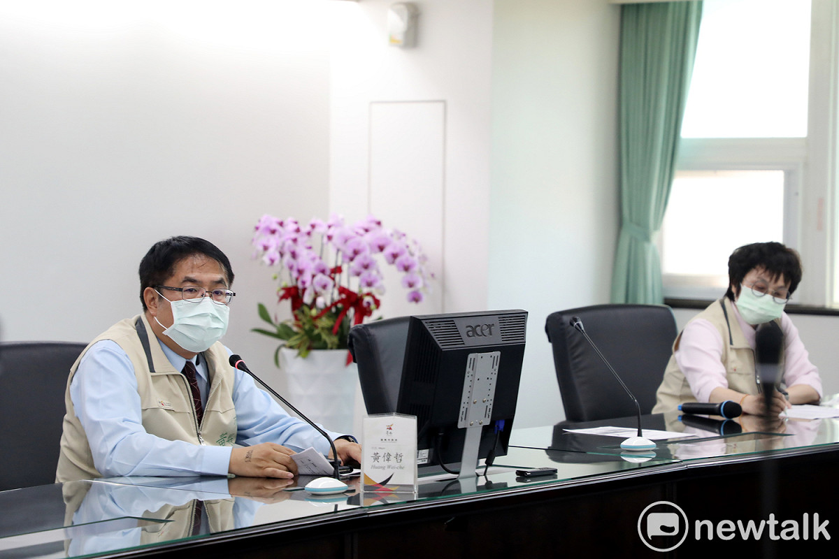 台南市長黃偉哲，召集各局處首長，召開防疫作為緊急會議，要求各局處要超前部署，落實各項防疫規定。 圖：台南市政府提供(資料照)