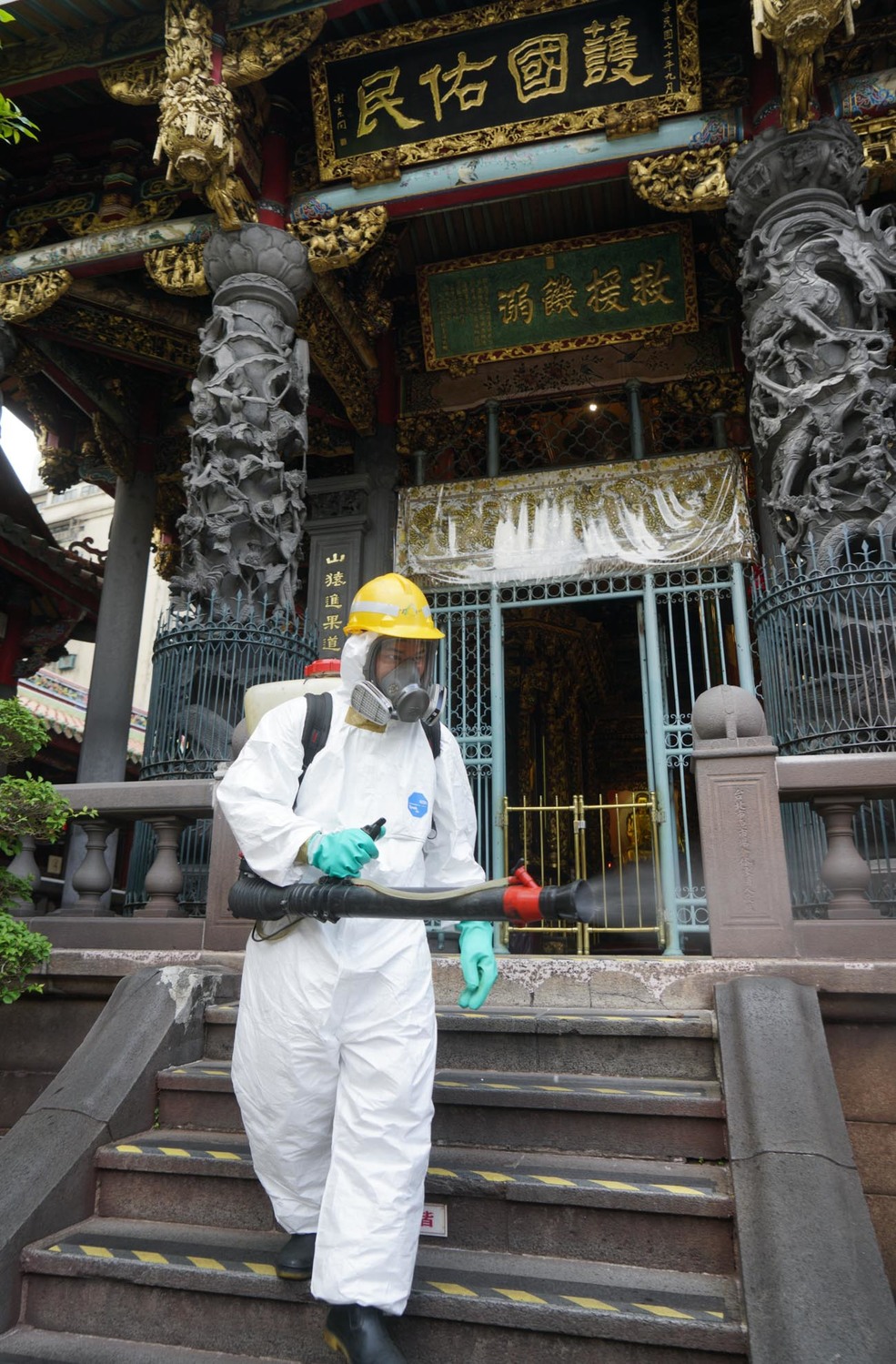 北市萬華龍山寺一帶的兩家清茶館出現兩例武漢肺炎確診案例後。北市環保局派員在龍山寺、艋岬公園和龍山寺周遭進行大消毒。 圖：張良一/攝