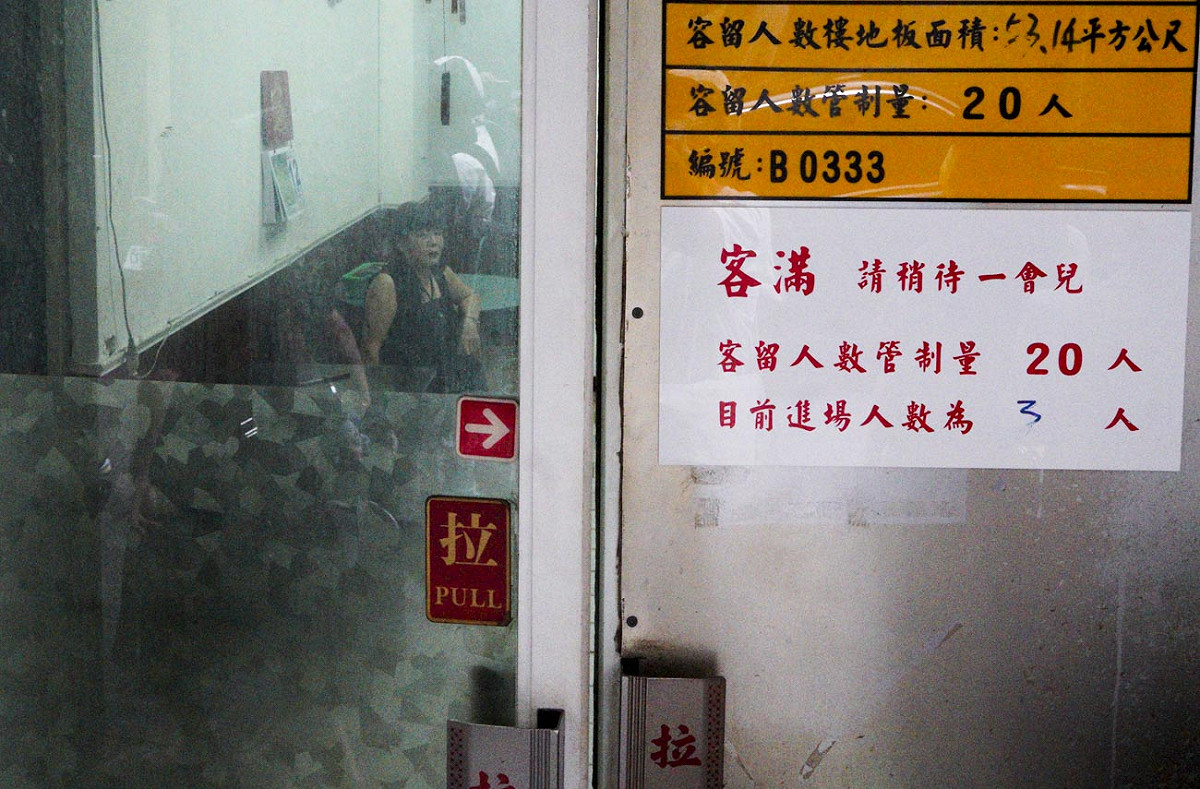 北市萬華區西園路的楓香清茶館傳出武漢肺炎案例後，附近的小吃店、清茶館也受到波及，只剩老闆娘枯坐在店內。 圖：張良一/攝