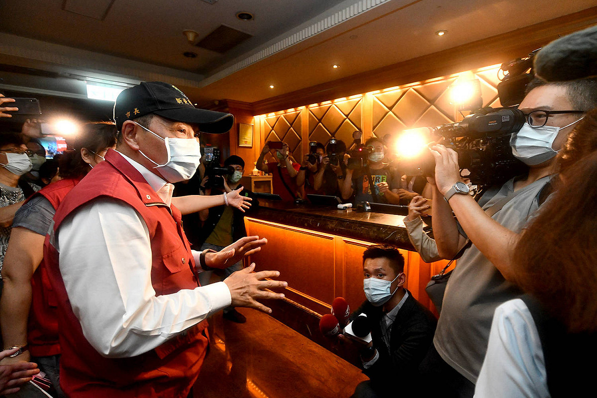 新北市長侯友宜12日晚間親率經發局、衛生局、消防局、警察局及工務局等單位前往板橋星聚點、錢櫃KTV視察。 圖：新北市政府提供