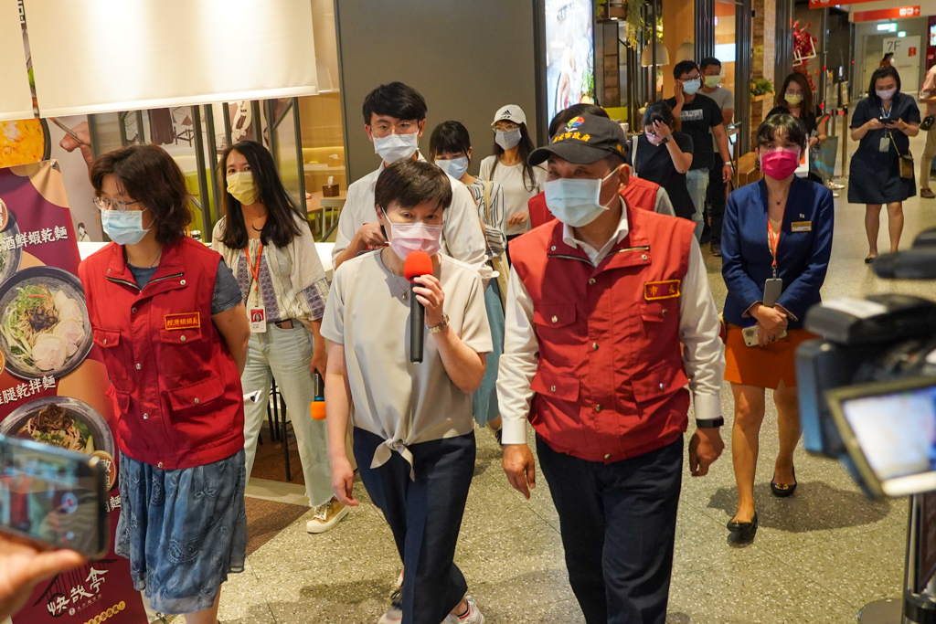 侯友宜市長傍晚特別前往「新莊Au捷運商城-宏匯廣場」，要求商場應落實民眾進入商應全程配戴口罩、量測體溫等防疫措施 圖：新北市經發局提供