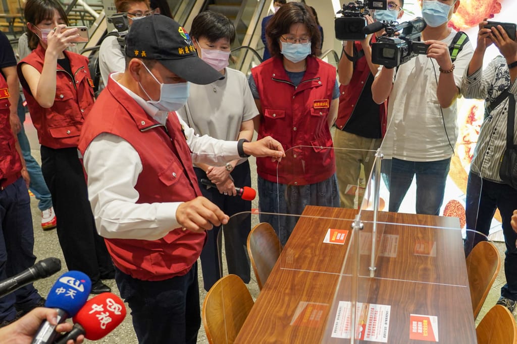 新北市長侯友宜訪視新莊宏匯廣場，目前場內美食街也已裝設透明隔板，並標示梅花座位 圖：新北市經發局提供