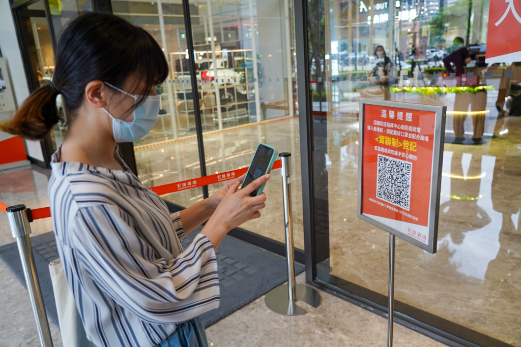 新莊宏匯廣場商場配合中央與地方政府落實防疫措施，嚴加要求民眾配戴口罩才能入內 圖：新北市經發局提供