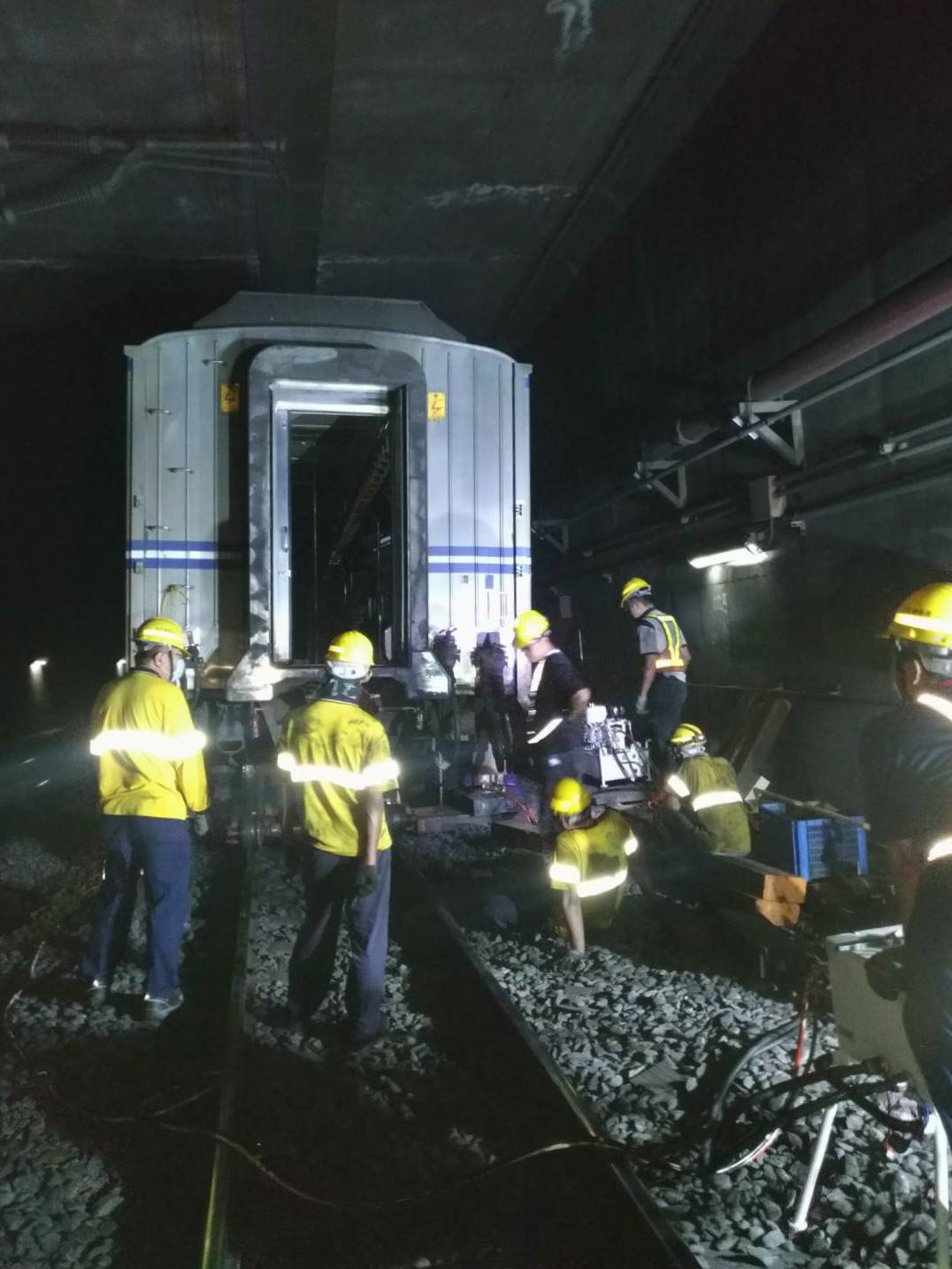 台鐵今日上午迴送故障列車時發生出軌意外，台北-松山單線通行，約4900旅客受影響。 圖：台鐵／提供