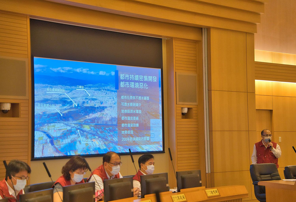 水利局長宋德仁簡報「智慧防汛平台」，自動監測並發出警示，可於更短時間掌握水情資訊。 圖：新北市水利局提供