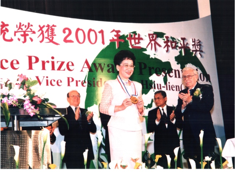 沃爾夫(右1)曾於2001年以世界和平獎頒獎理事會首席評審身分，將當年世界和平獎頒給前副總統呂秀蓮(左)。 圖/呂秀蓮辦公室提供