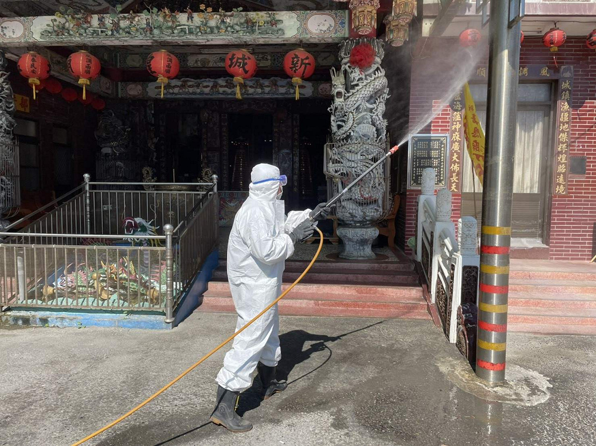 嘉義縣政府派員到布袋嘉應廟消毒。 圖：嘉義縣政府/提供