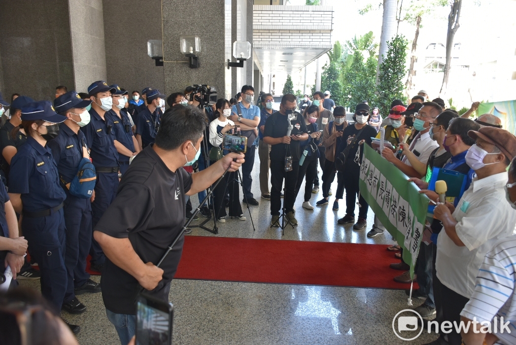 陳抗民眾與警力涇渭分明。 圖：孫家銘/攝