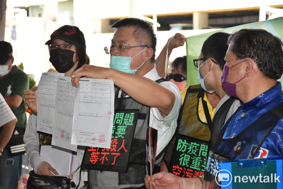 黃義霖出示梁小姐家族的診斷書。 圖：孫家銘/攝