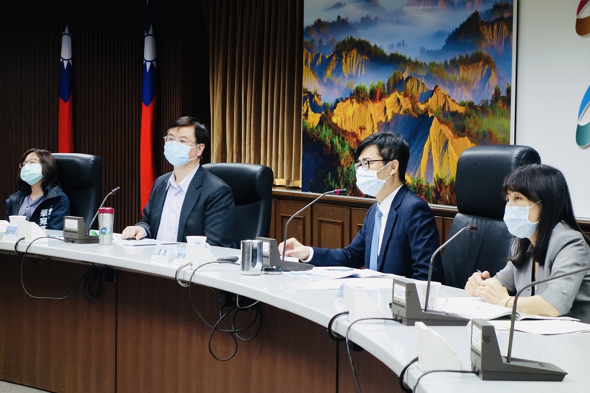 陳其邁(右二)主持空污改善專案會議。 圖：高雄市政府/提供