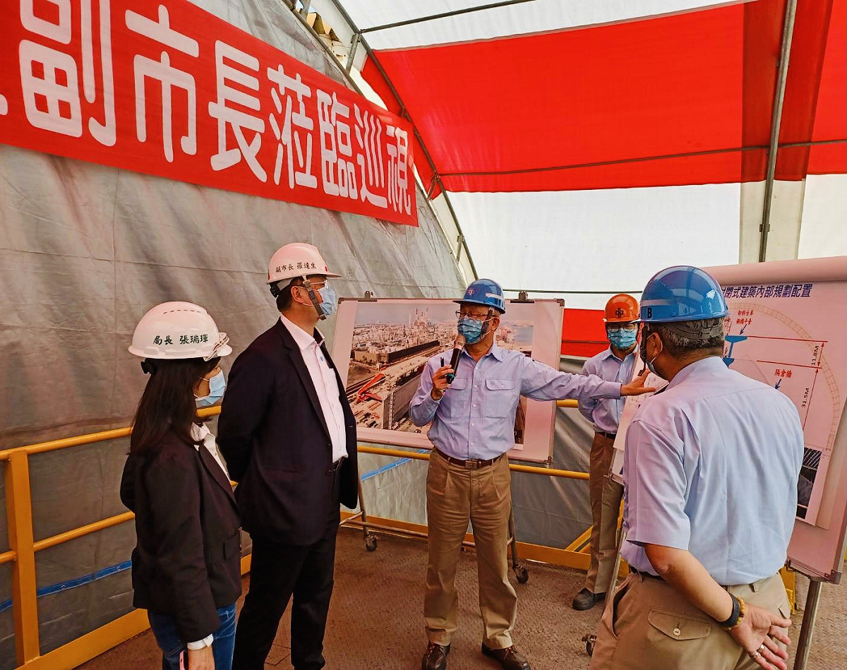 副市長羅達生(左二)訪視中鋼煤礦室內化工程。 圖：高雄市政府/提供