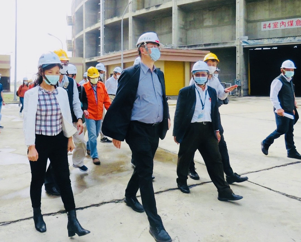 羅達生(左二)視察興達電廠降載減排情形。 圖：高雄市政府/提供