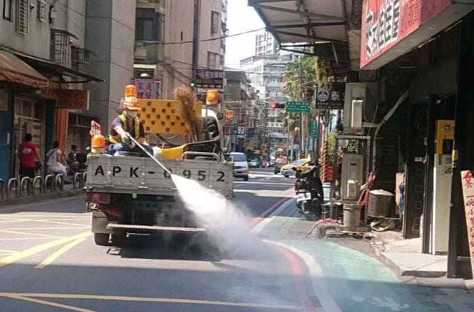 新北市5/14上午10時起全市24小時進行大清消，針對公共領域，無論公務或私人領域，包括餐廳、百貨、商場、夜市。 圖：新北市環保局/提供