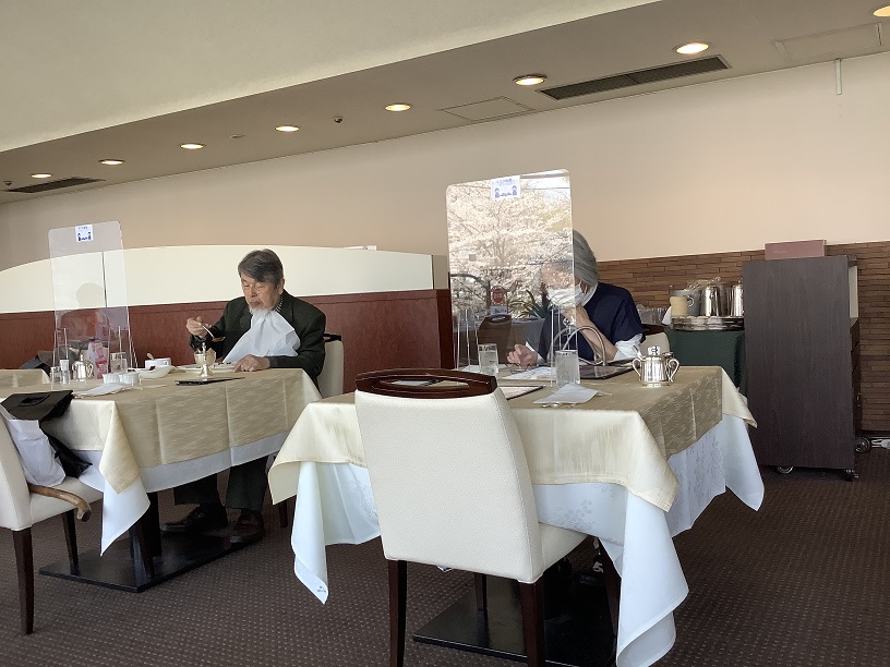 日本餐廳只有吃的時候不必戴口罩，吃完就要戴上。 圖:劉黎兒攝影