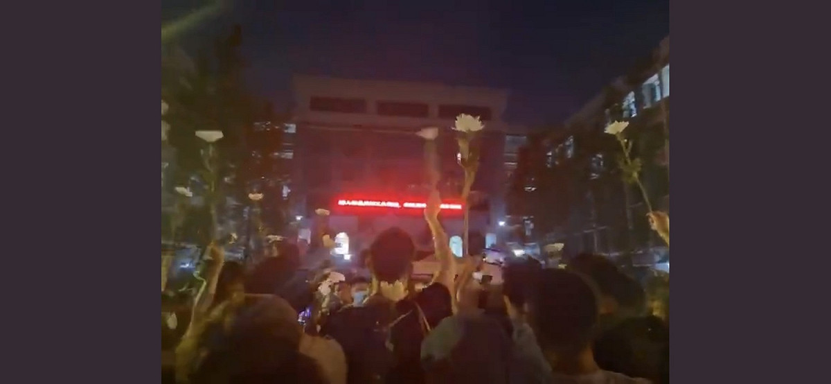 母親節當（9）日傳出中國成都49中學1名林姓學生墜亡，外界多不滿官方說法，日前（11日）更傳出，有圍觀民眾遭當地警方以維穩名義動武，事後更被帶走。 圖：翻攝自推特Jupiter(f)