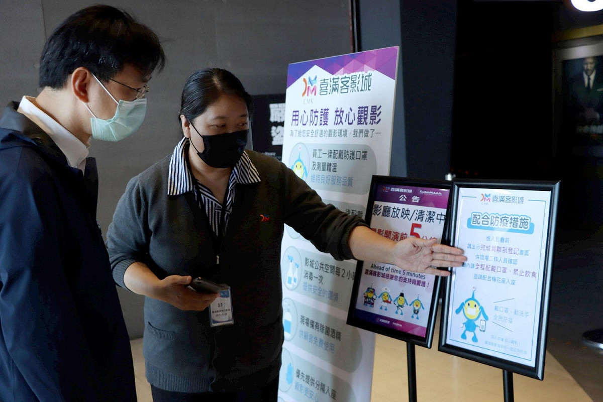 高市新聞局長董建宏(左)抽空巡察喜滿客影城防疫情形。 圖：高市新聞局/提供