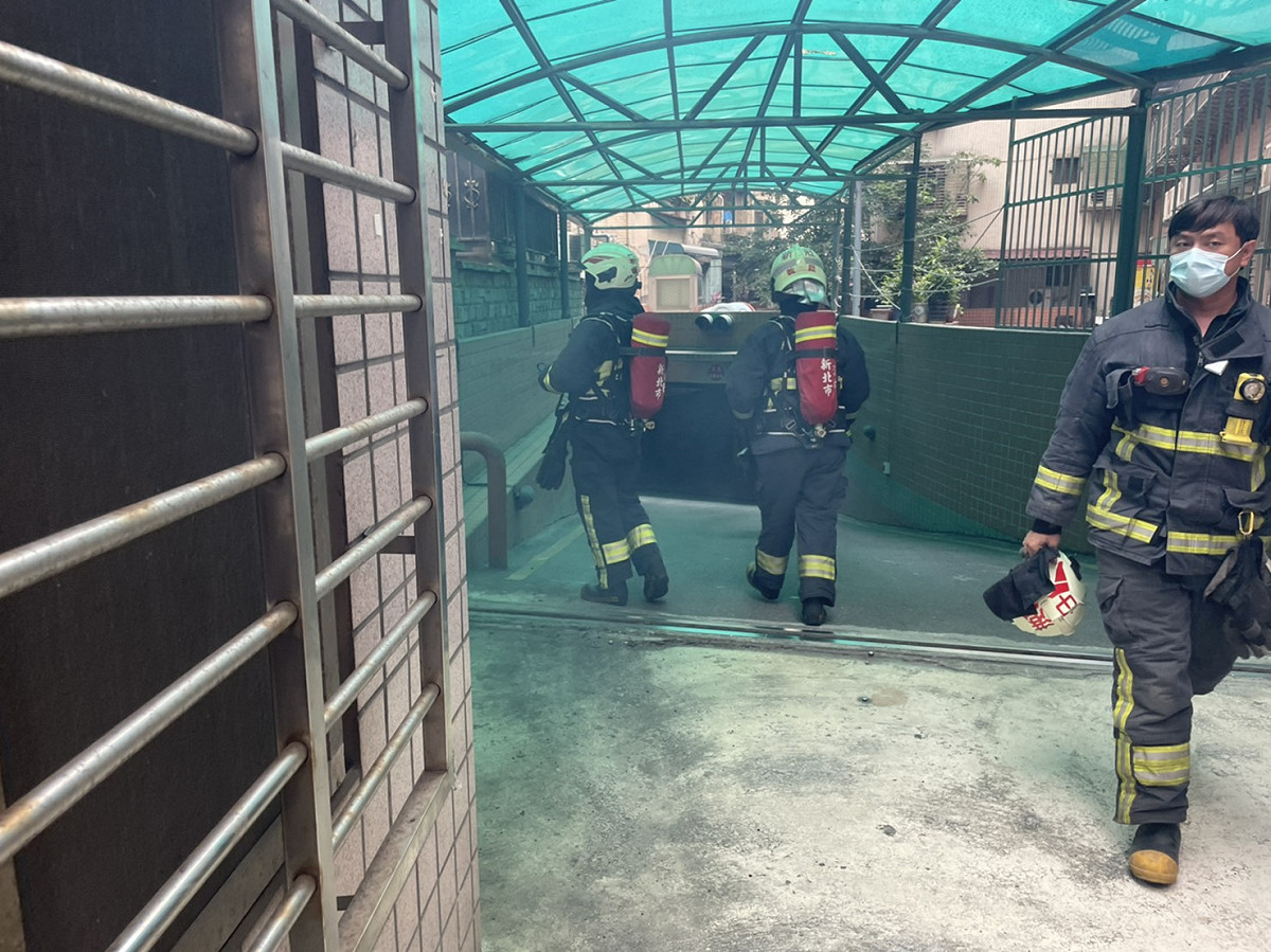 興達電廠下午臨時停機，造成全台大停電，新北市西區及西南區供電受到影響，不少人因停電受困電梯或發電機冒煙，消防人員獲報前往救援查看。 圖：新北市消防局／提供