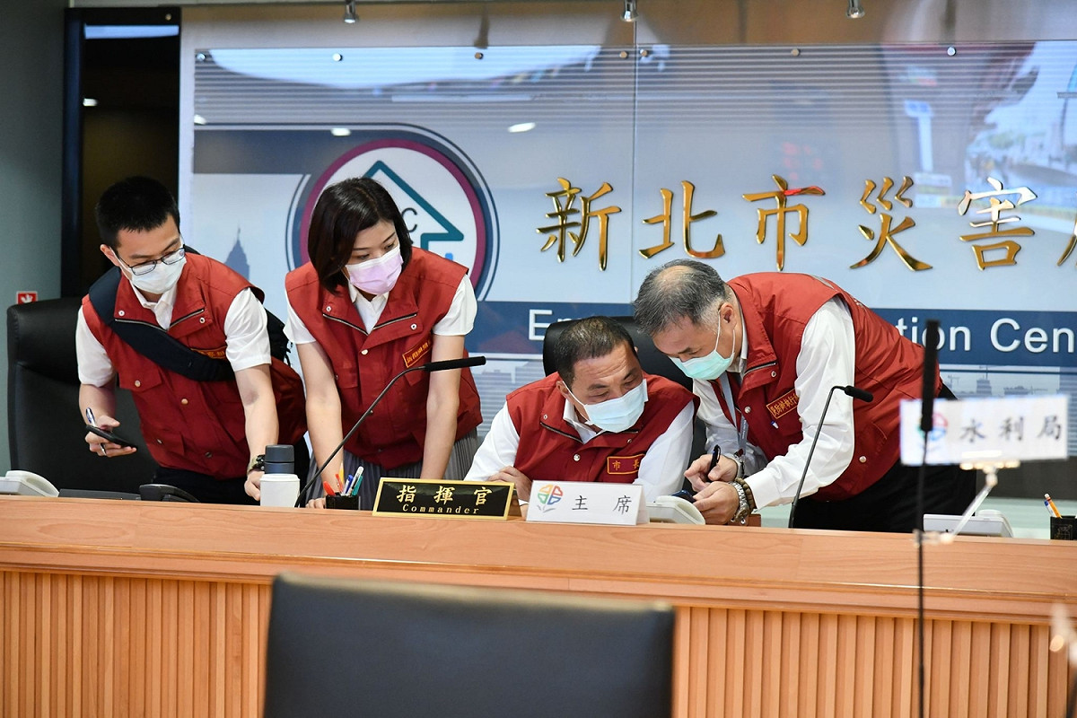 新北市長侯友宜第一時間坐鎮應變中心了解停電狀況。 圖：新北市政府／提供