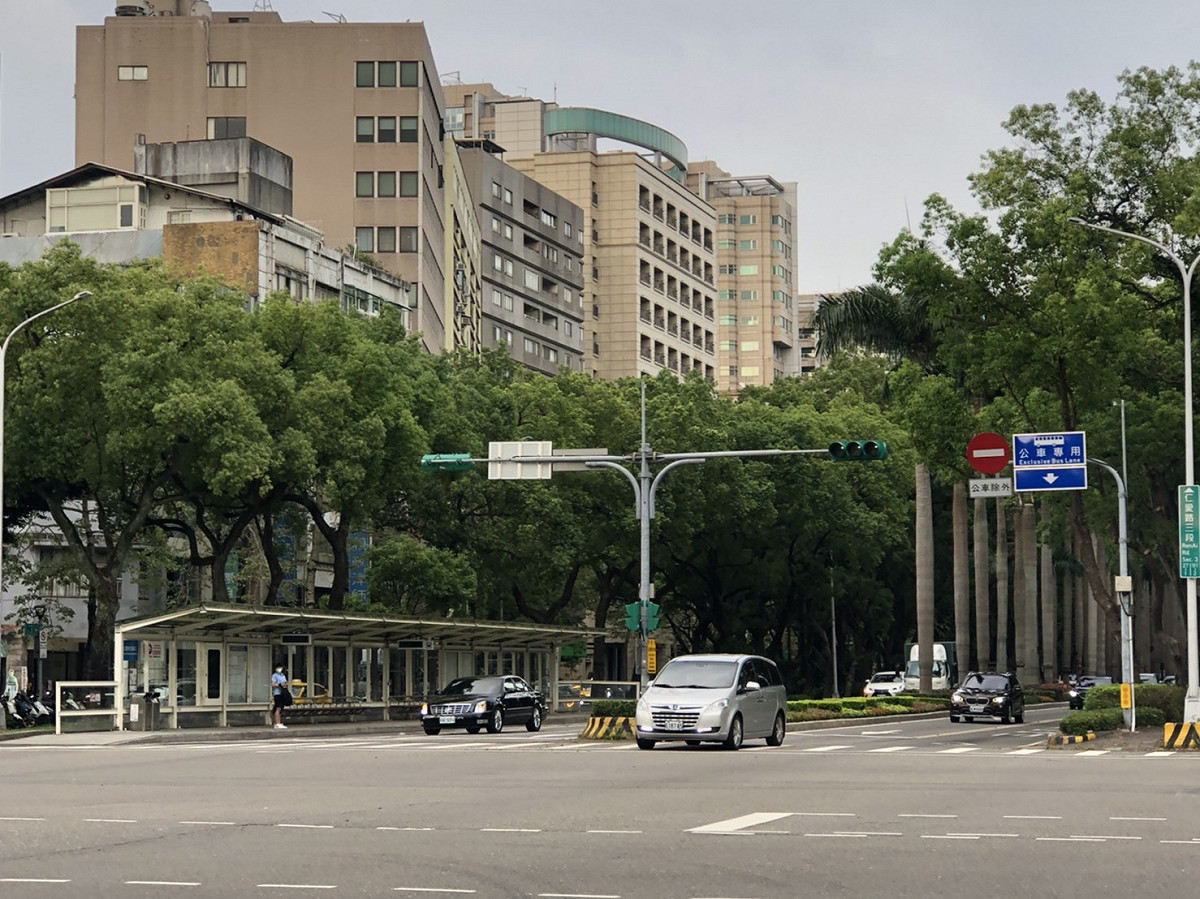 北市大安區路口交通號誌受停電影響停擺。 圖：新頭殼讀者提供