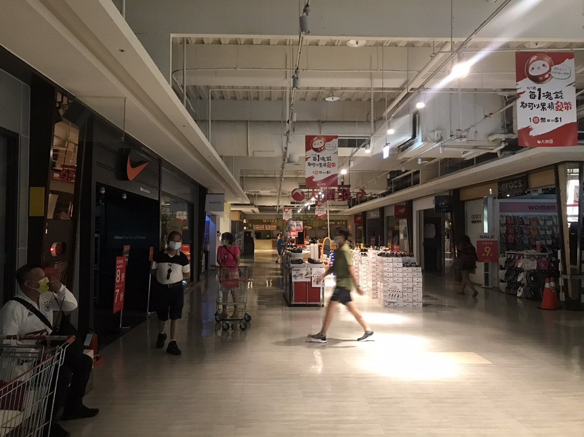 全台今日大停電，台鐵有3站因此沒有電燈及空調，不過營運正常，北捷及高鐵也都正常營運（圖為北市內湖賣場）。 圖：新頭殼讀者提供