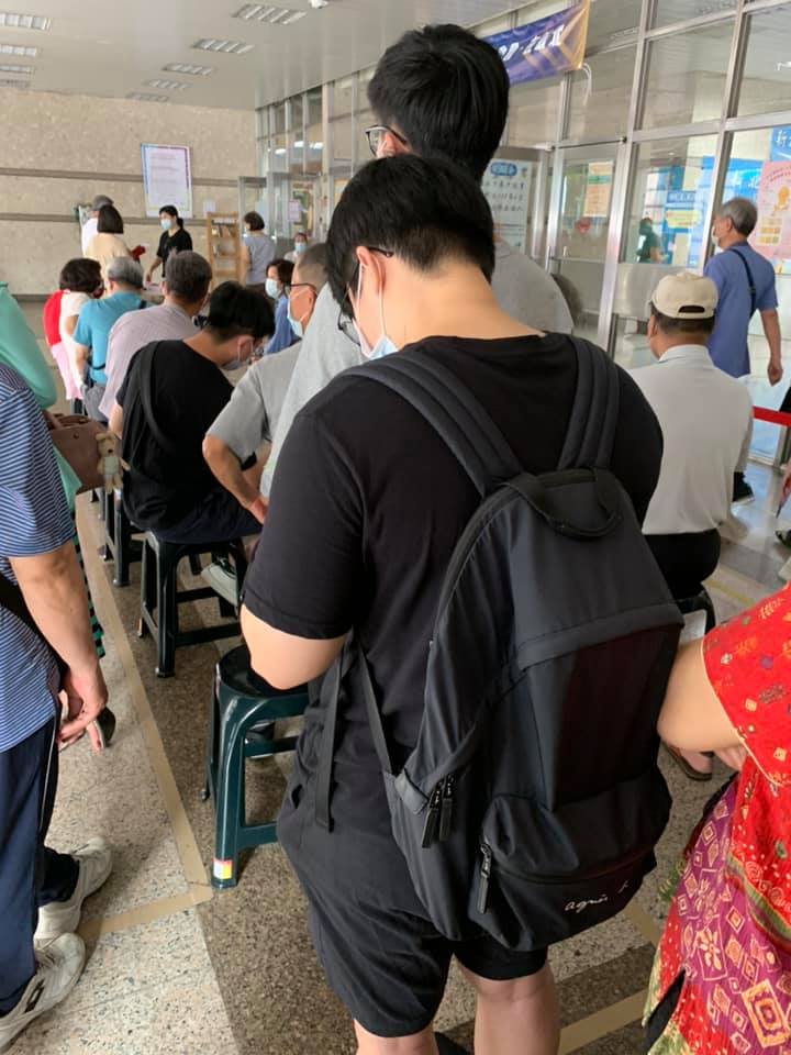 狄志為曝現場排隊亂象，認為動線應該要規劃的更完善。 圖：翻攝自狄志為臉書