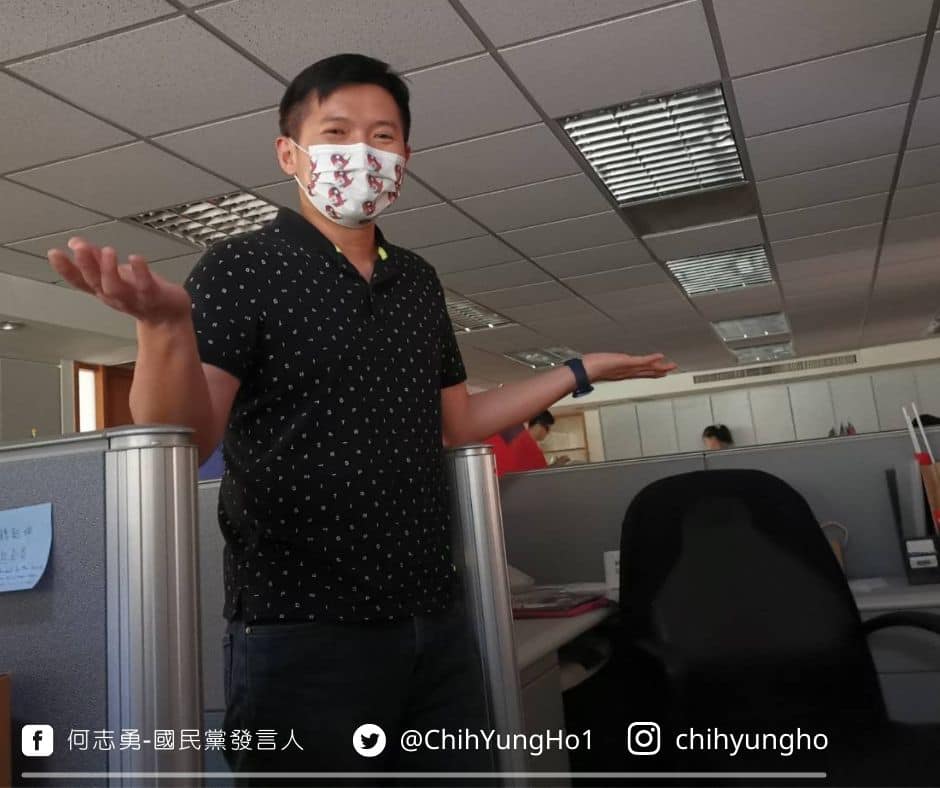 國民黨發言人何志勇PO出照片說，國民黨國際部陷入一片黑暗。 圖：翻攝自何志勇臉書