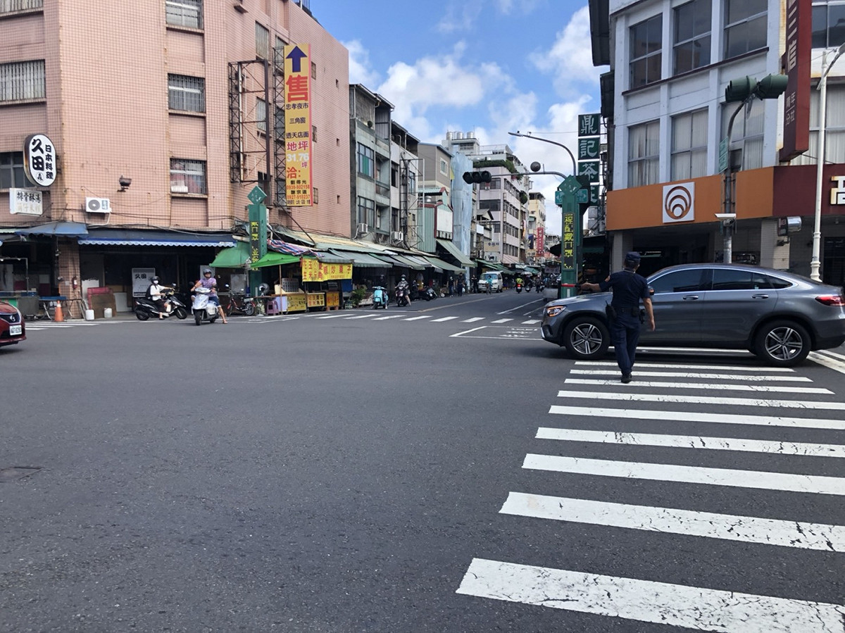 高市路口號誌失靈，警力上街維持交通。 圖：高市交通局/提供