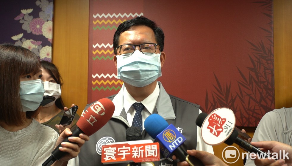 鄭文燦說明桃園市的消毒策略將分三階段進行。 圖：林昀真／攝