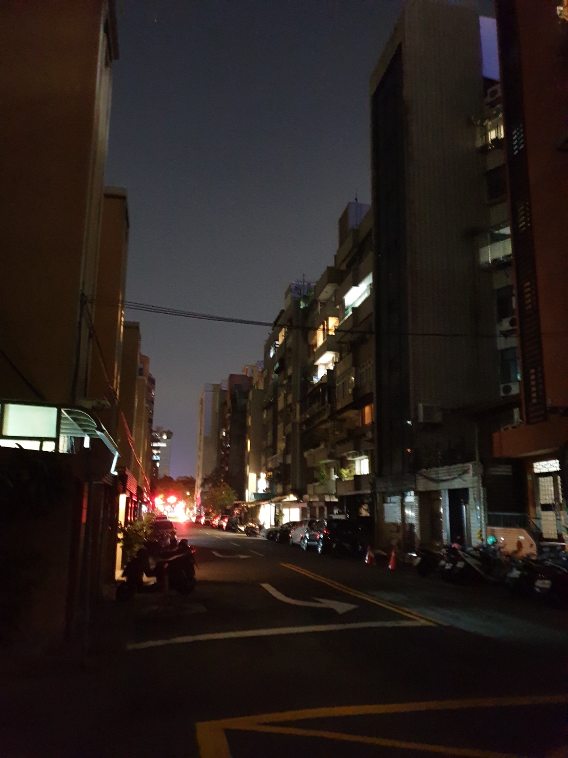 因電量供給不足，台北市的巷弄路燈皆未供電。 圖 : 謝步智 / 攝
