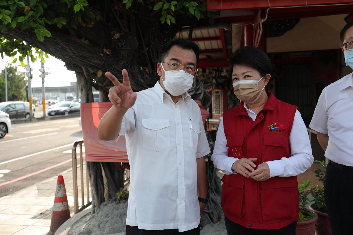 台中市長盧秀燕與警察局長楊源明上街頭視察交通情形。 圖：台中市政府/提供