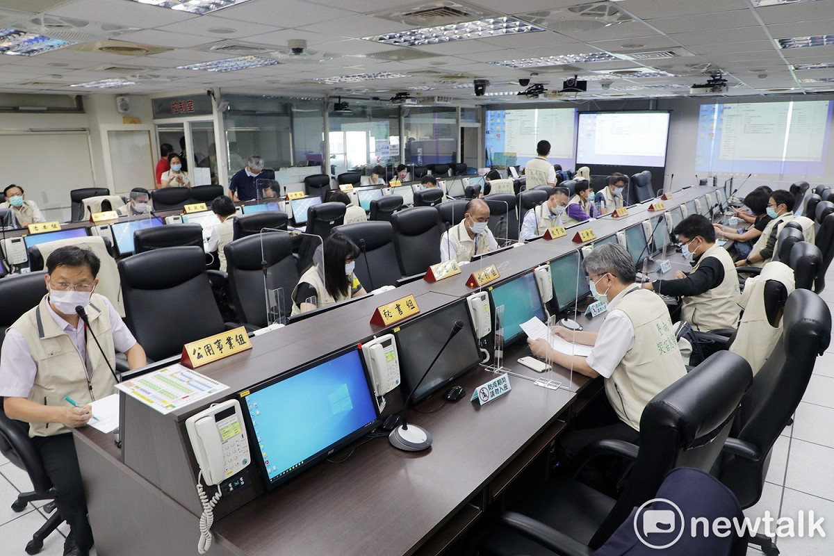 台電因高雄市路竹路北超高壓變電所匯流排故障，導致興達電廠電力無法輸出而跳機，台南市長黃偉哲在得知停電、分區供電的消息後，隨即指示市政府人員進駐災害應變中心，掌握災情，立即處理。 圖：台南市政府提供