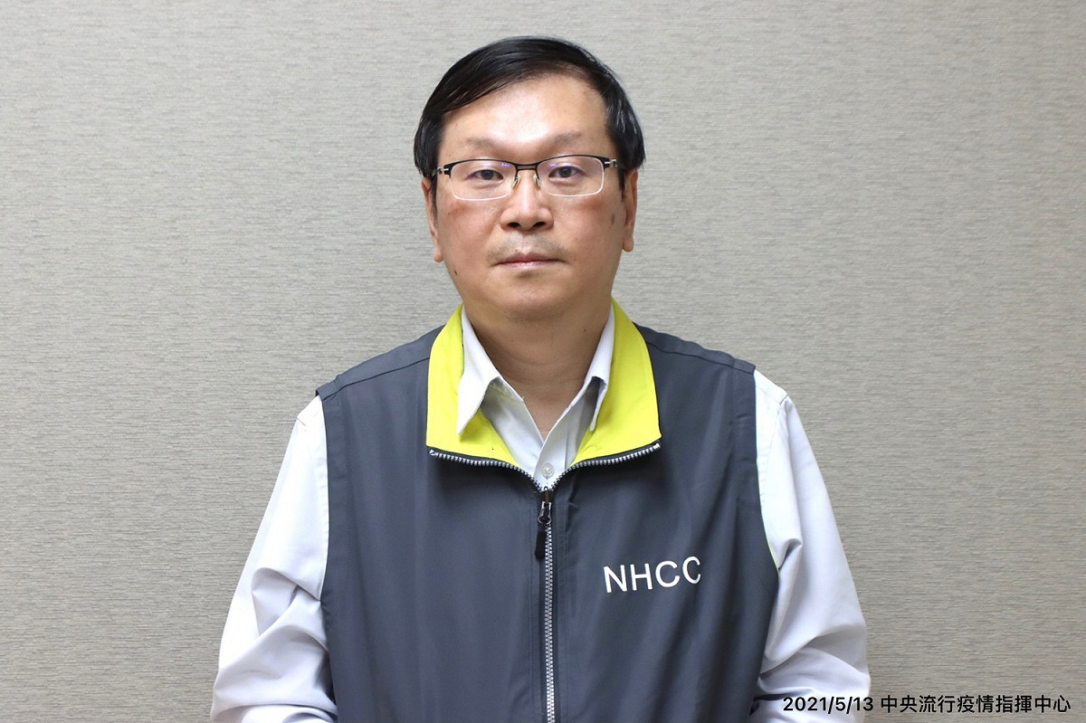 中央流行疫情指揮中心發言人莊人祥於晚間9點左右發布消息指出，某醫院有2名住院病患碓診。 圖：中央流行疫情指揮中心/提供