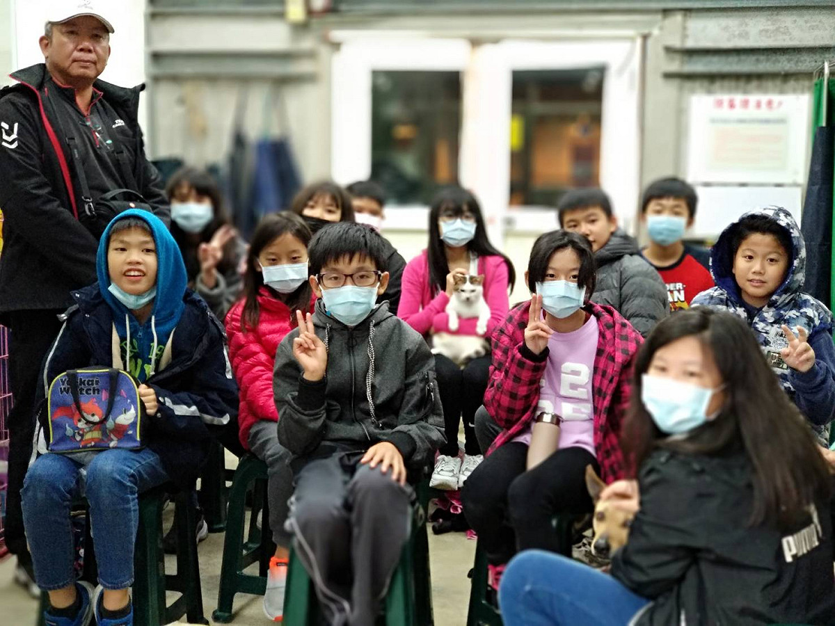 金美國小任老師帶領畢業班同學來三芝動物之家探索汪喵星人萌世界。 圖：新北市動保處提供