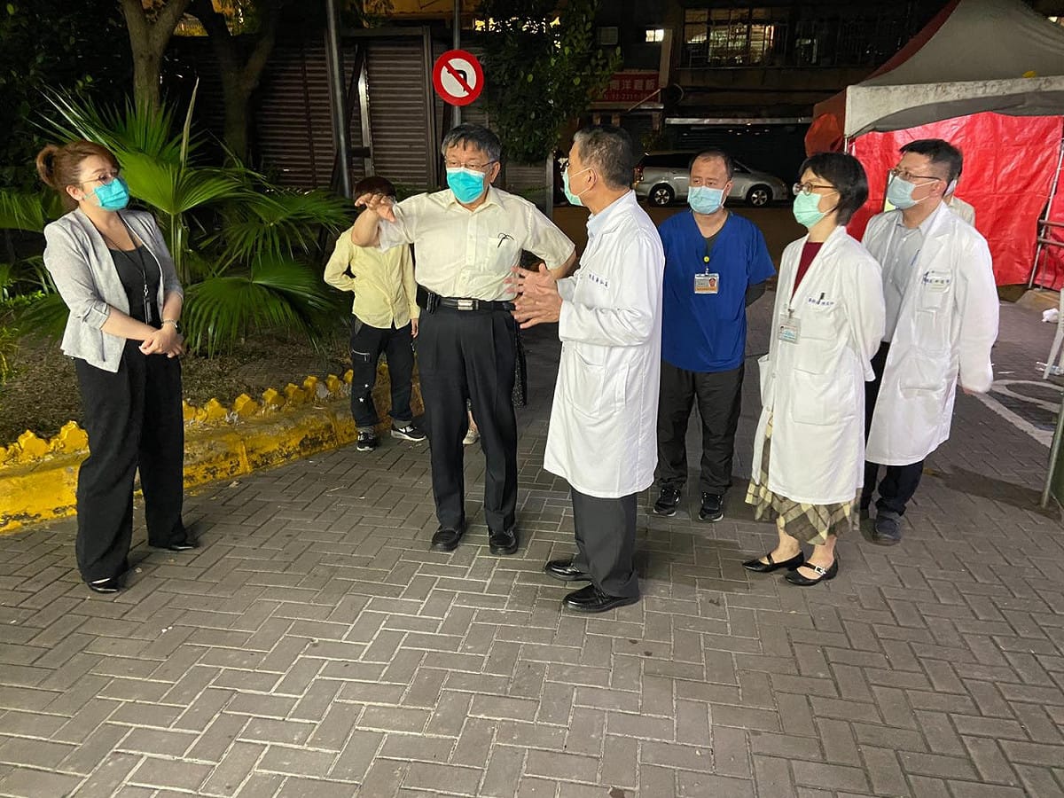 柯文哲晚間到和平醫院看過，並強調與SARS狀況不同，請市民不要恐慌。 圖：翻攝柯文哲臉書
