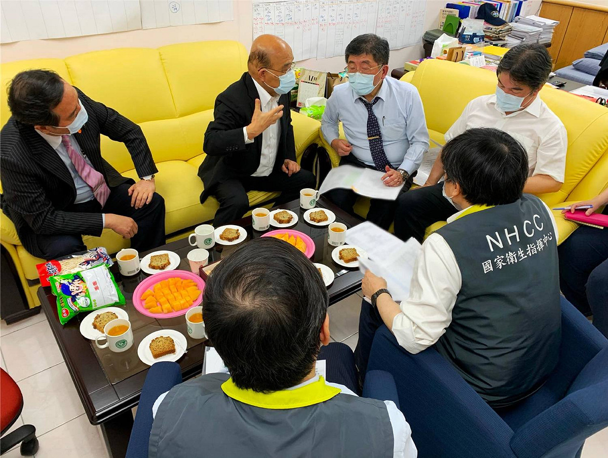 國內爆發武漢肺炎社區感染事件，行政院長蘇貞昌（左二）、衛福部長陳時中（右二）與中央流行疫情指揮中心幹部開會，迅速做出因應。 圖：翻攝自蘇貞昌臉書