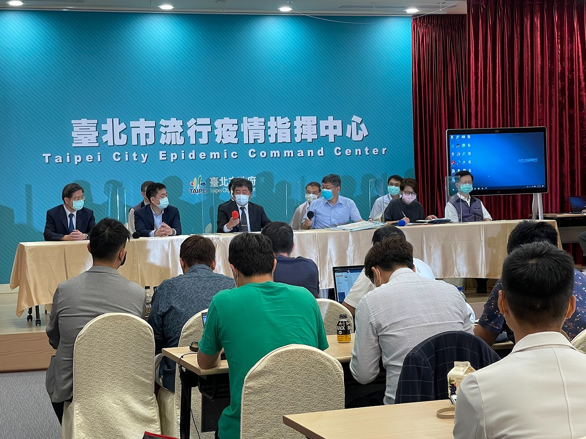 今中央流行疫情指揮中心指揮官陳時中與台北市市長柯文哲、聯合醫院副總院長璩大成今共同召開記者會，針對和平醫院驚傳2例確診個案一事做說明。 圖：衛生福利部/提供