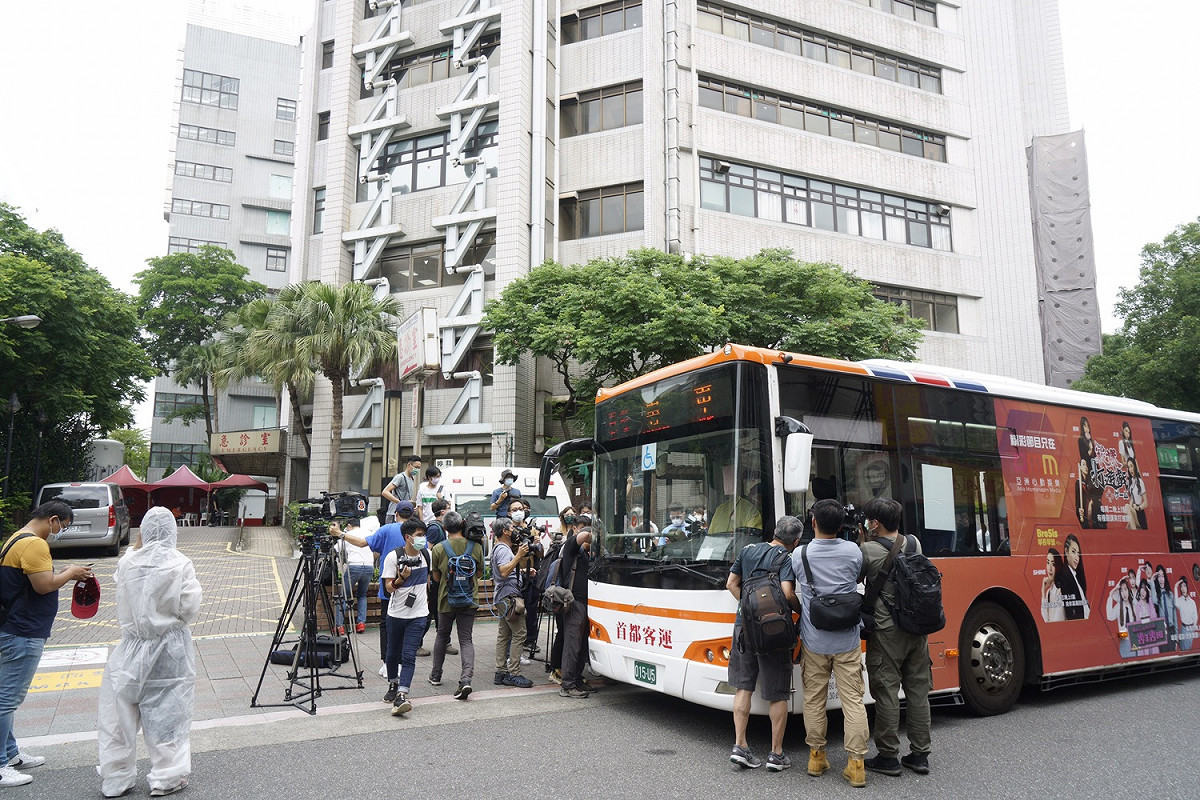 和平醫院出現2名確診者，防疫巴士今早抵達現場將22名醫護人員撤離。 圖：張良一/攝