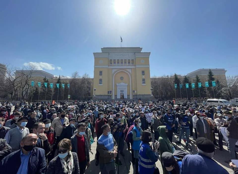 成千上萬哈薩克民眾在上月走上阿拉木圖街頭，抗議中國一帶一路的債務陷阱，以及土地私有化疑慮。 圖：翻攝自馬邁臉書