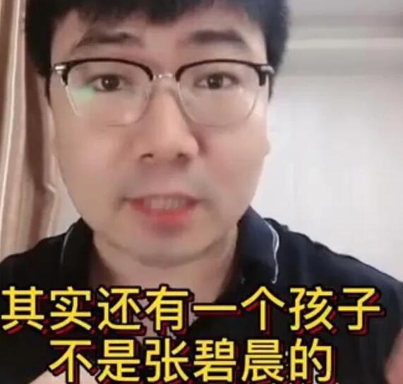 有一名導演爆料華晨宇私下還有一個孩子，且生母是小咖女星。 圖：翻攝自微博