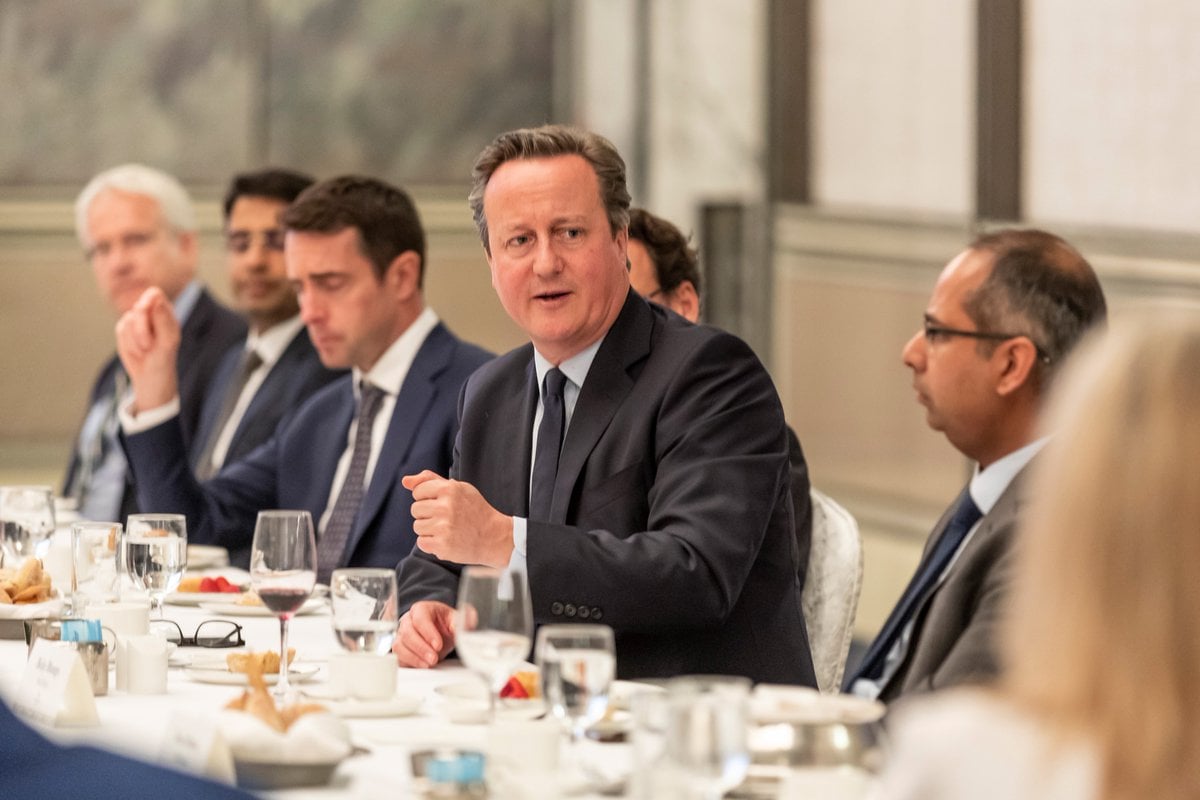 英國前首相卡麥隆（右二）不否認收受財團豐厚報酬，近來四處為該財團遊說，被譏表現得像癡漢。 圖：翻攝自卡麥隆臉書