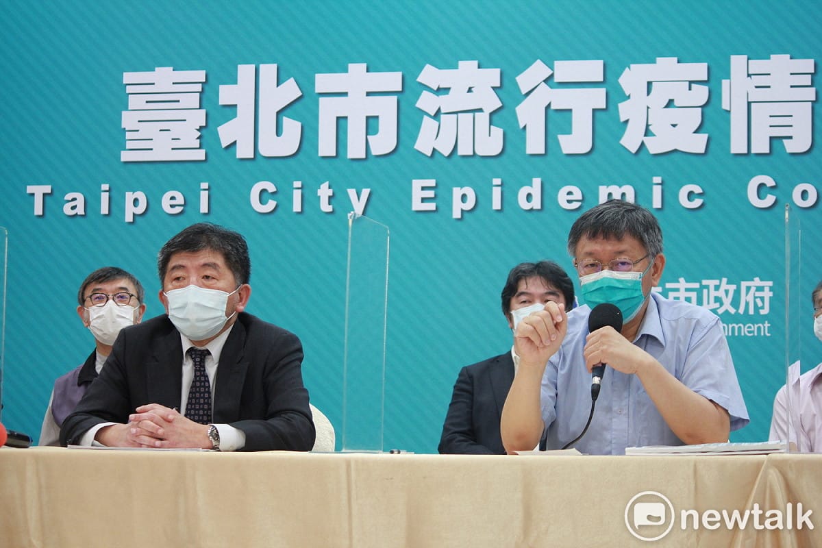 中央流行疫情指揮中心指揮官陳時中（左）、台北市長柯文哲（右）。 圖：周煊惠 / 攝
