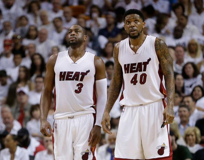 熱火精神領袖「UD」Udonis Haslem（右）本季以41歲之齡成為全聯盟最老球員，今(14)日終於首度出賽，只不過他替補上場不到3分鐘就被驅逐出場。 圖／美聯社／達志影像