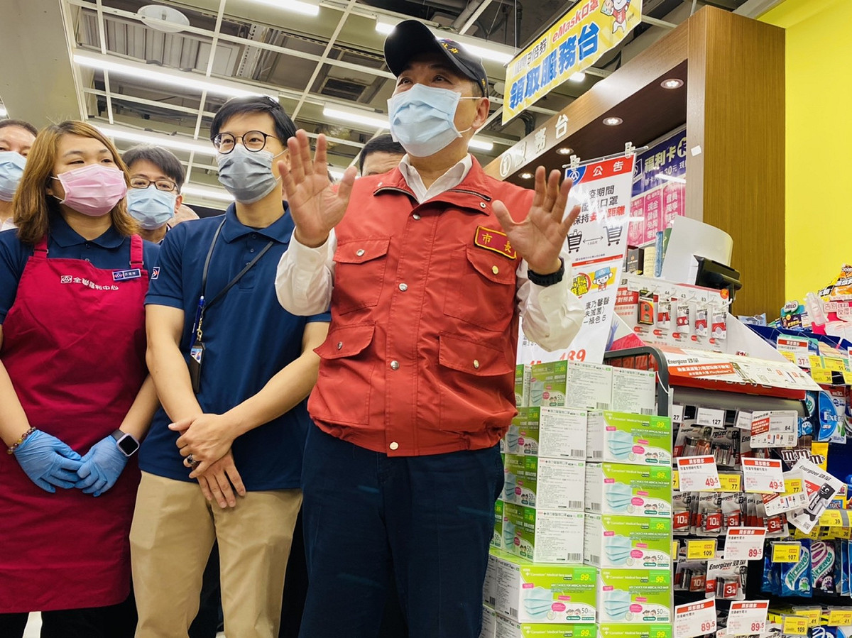 侯友宜前往賣場店家瞭解防疫整備及物資供應情形，確認所有業者確實已啟動出入口人流管制、量測體溫。 圖：新北市民政局提供