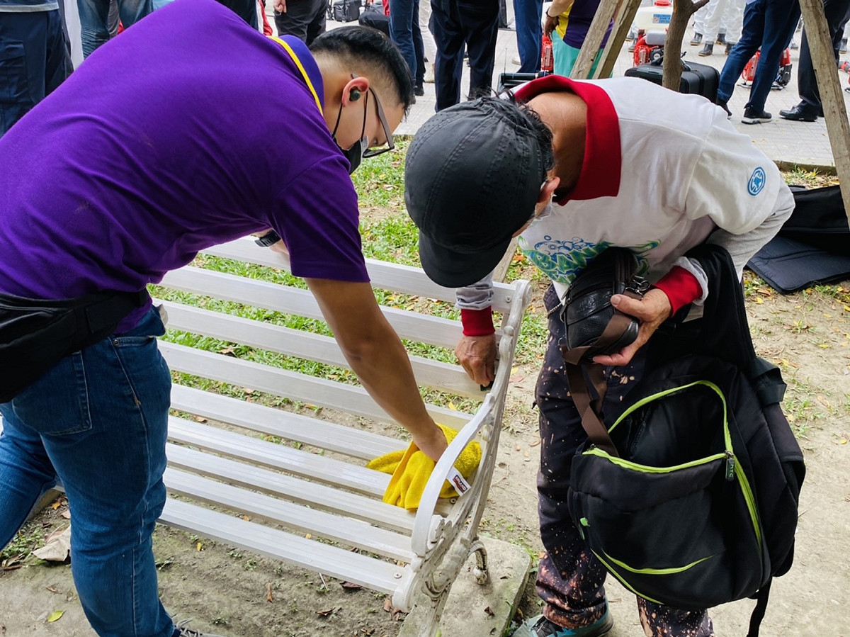 新北市政府在各公共場所消毒；圖為三重區六張公園視察公園遊具消毒情形。 圖：新北市民政局提供